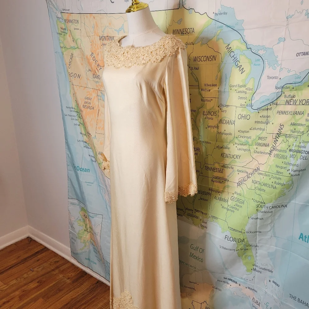 Vintage 1960s Wedding Dress Formal Gown Bride With Pearls & Lace. - Picture 5 of 16